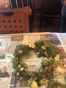 Izdelava adventnih aranžmajev v Dnevnem centru za vse generacije Straža 1